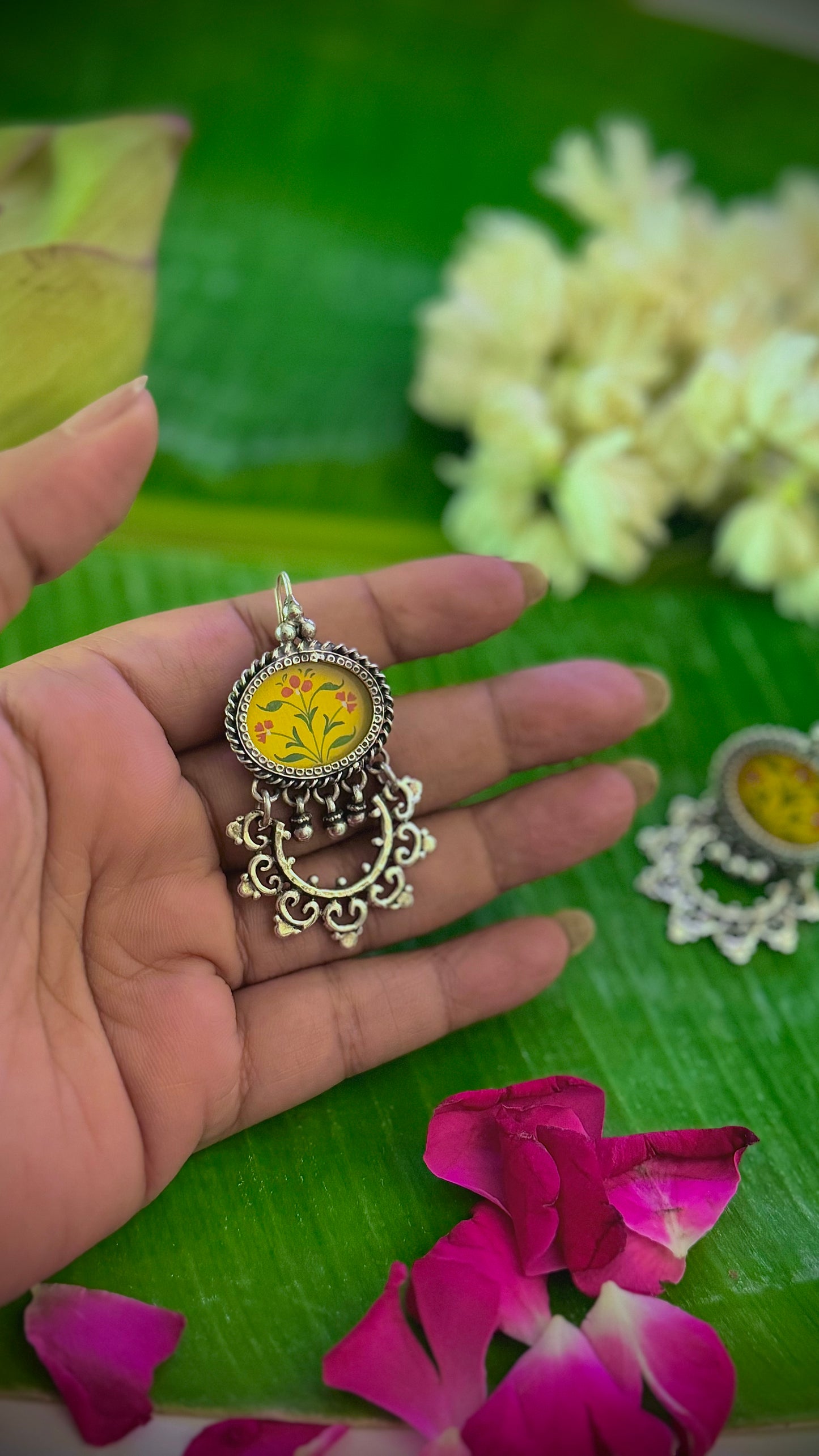 Phooljhadi : Illuminate your festive look with the timeless charm.