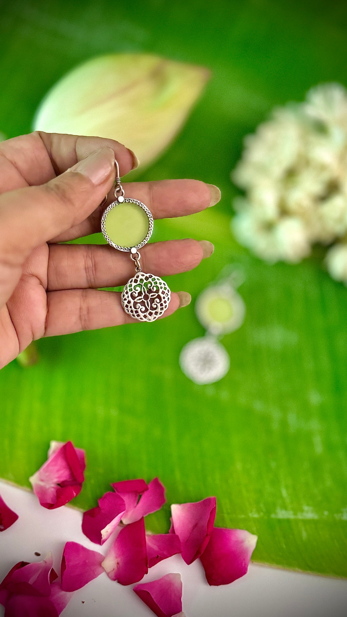 Phooljhadi : Illuminate your festive look with the timeless charm.