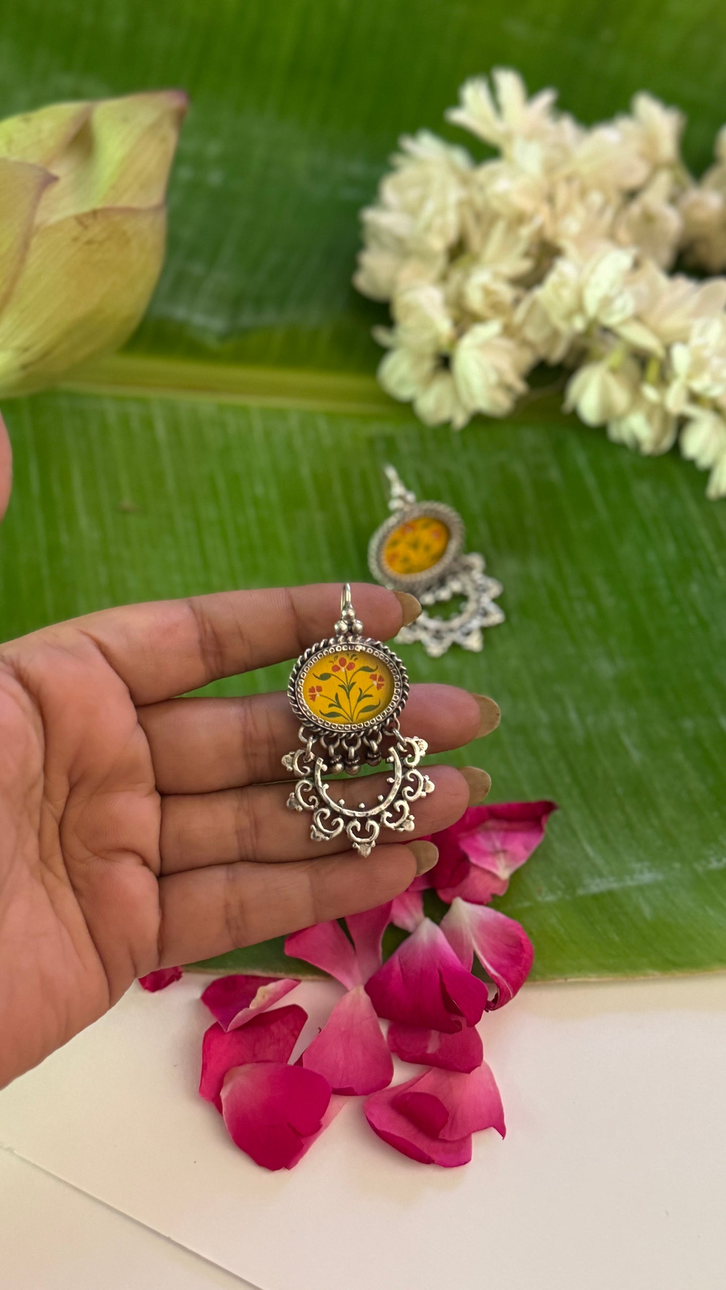 Phooljhadi : Illuminate your festive look with the timeless charm.