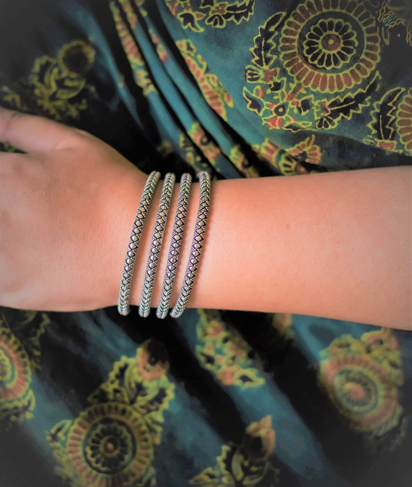Arohi-Silver Bangle