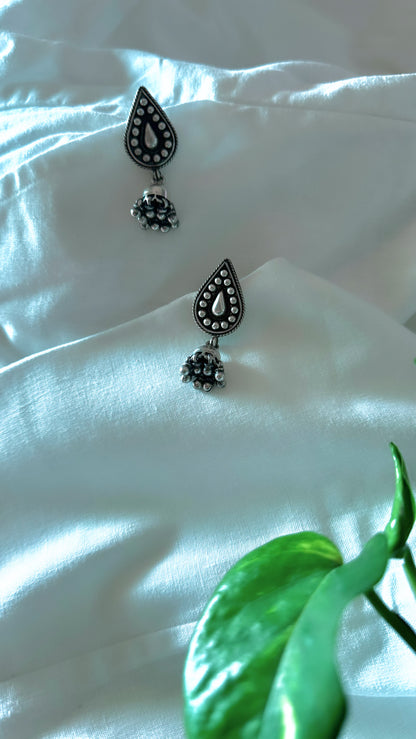 "Meethi Meethi Jhumkiyaan" : Discover the divine allure of these small silver jhumkis.