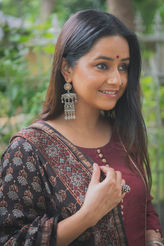 Anundita : The Charming Long Classic Plain Silver Beauty