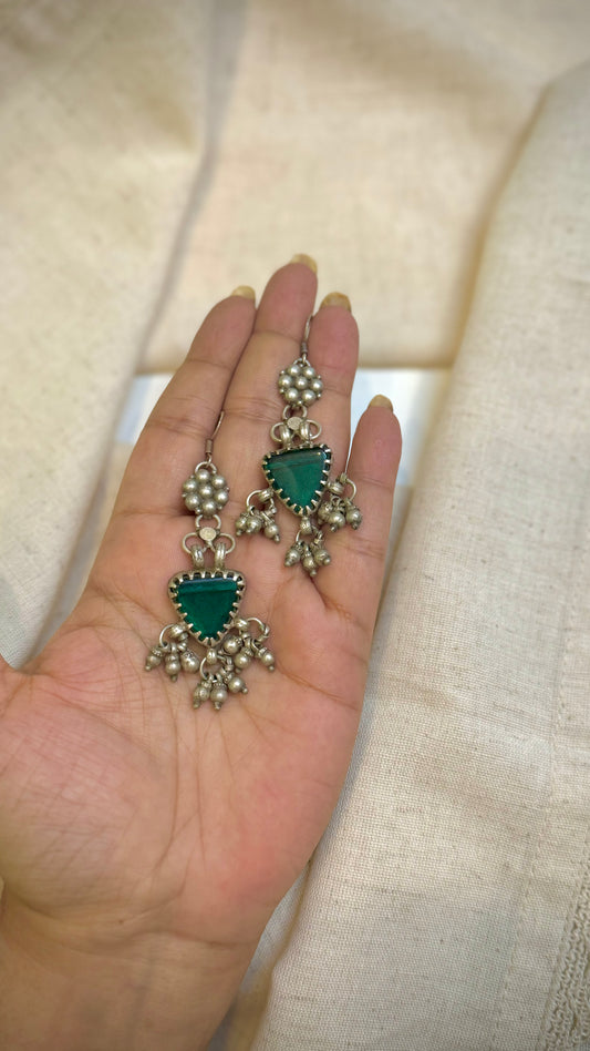 ~ Manika ~ Adorn yourself with the radiant beauty of meticulously crafted stone pieces. (Dark Green)