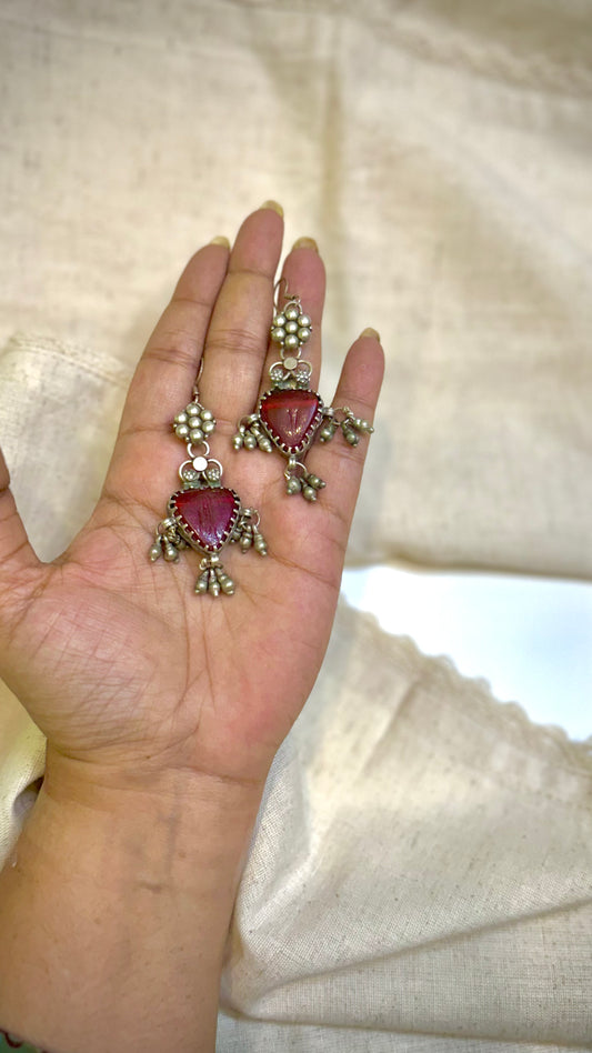 ~ Manika ~ Adorn yourself with the radiant beauty of meticulously crafted stone pieces. (Dark Red)