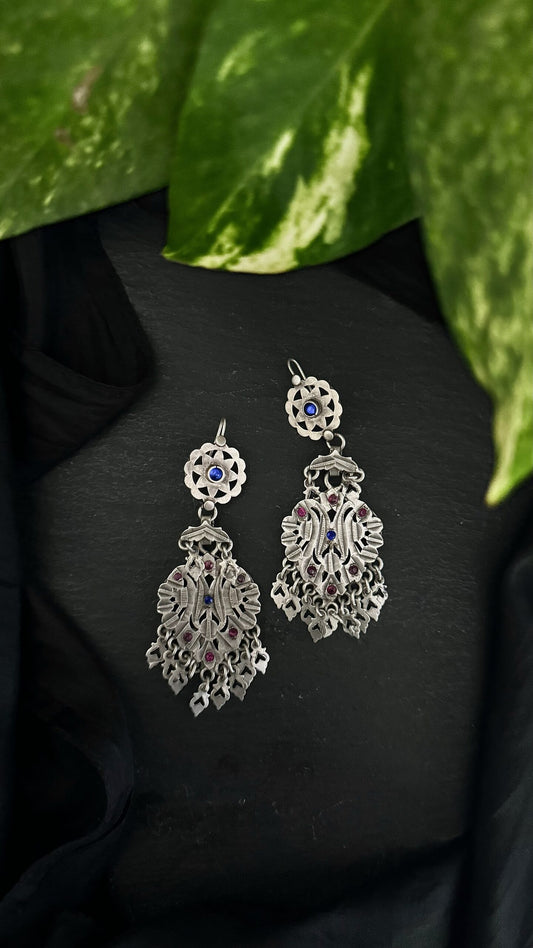 "Rani Riddles" : These earrings carry the spirit of a glamorous past.