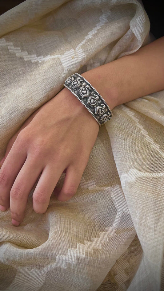 Dia - Silver cuffs that whisper tales of craftsmanship and sophistication. A symbol of your refined taste.