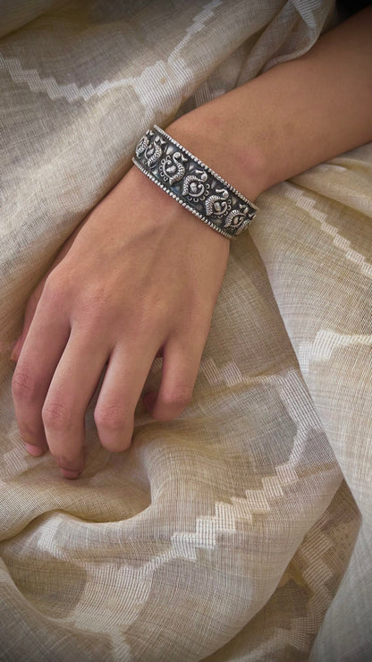 Dia - Silver cuffs that whisper tales of craftsmanship and sophistication. A symbol of your refined taste.