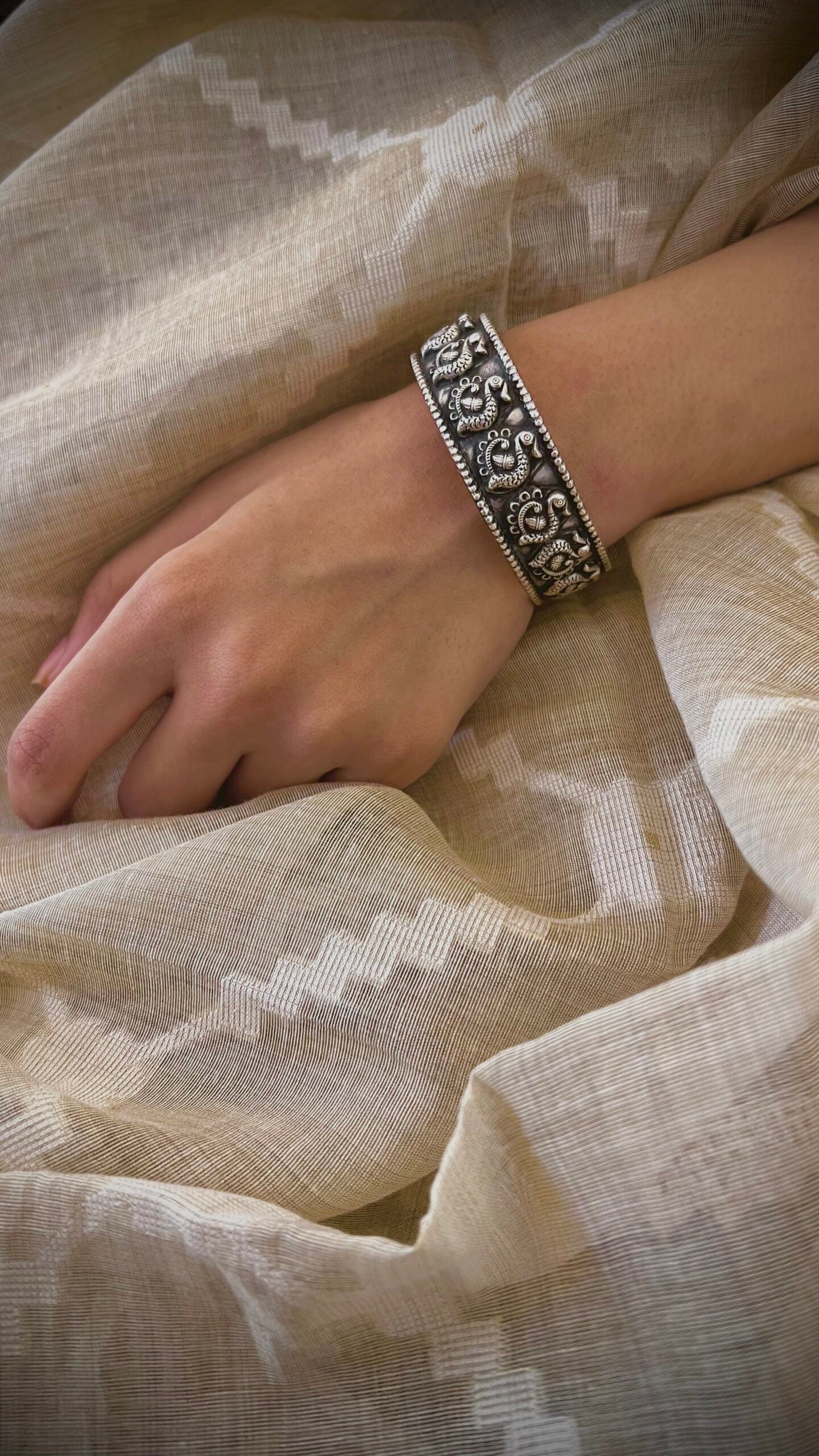 Dia - Silver cuffs that whisper tales of craftsmanship and sophistication. A symbol of your refined taste.